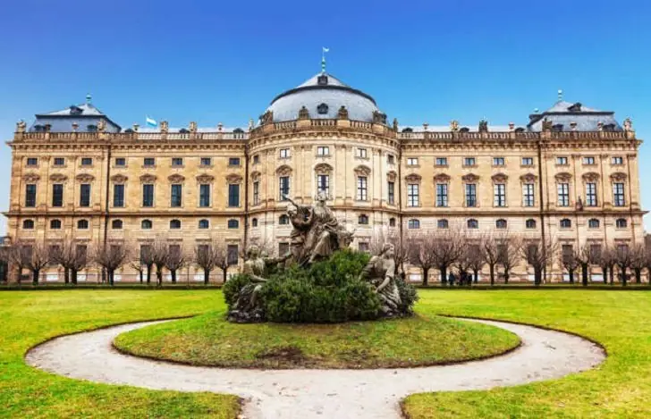 Guide to German architecture styles.